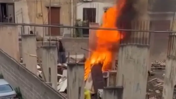 Palermo, San Giuseppe tra fiamme e sassi